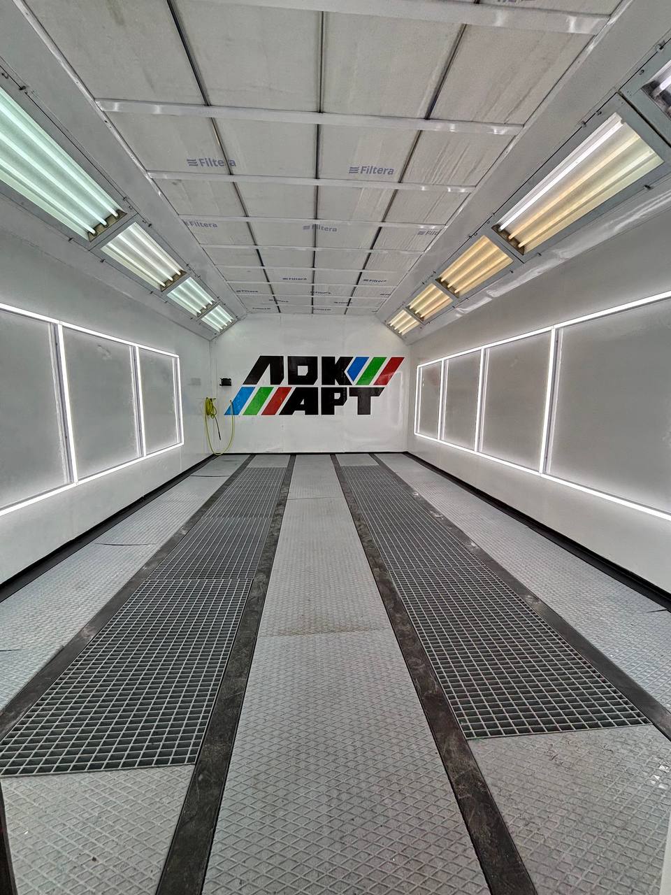 Профессиональная покрасочная камера в автосервисе ЛокАрт, Санкт-Петербург