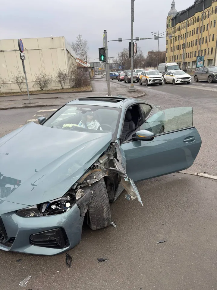 BMW 4 до ремонта: разбитая передняя часть после ДТП